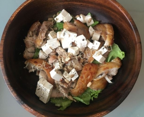 Салат с курицей и семечками