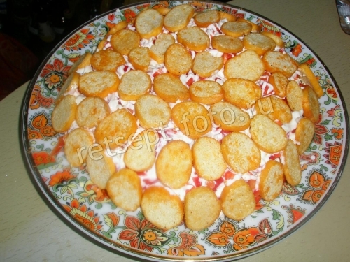 Салат с курицей и сухариками слоями