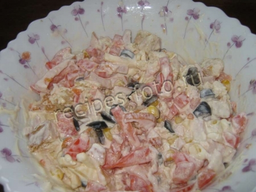 Салат с курицей, кукурузой и сухариками