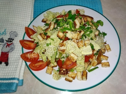 Салат с курицей пекинской капустой и сухариками