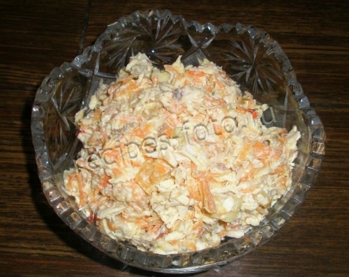 Салат с курицей, сыром и морковью
