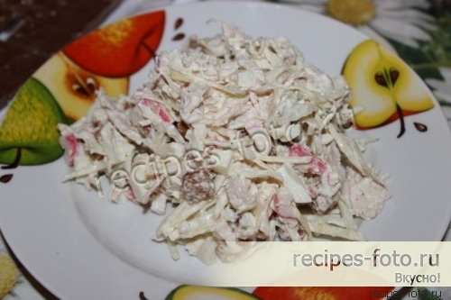 Салат с курицей, крабовыми палочками и сухариками