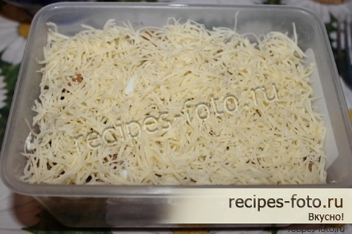 Салат с курицей, грибами и сыром слоями