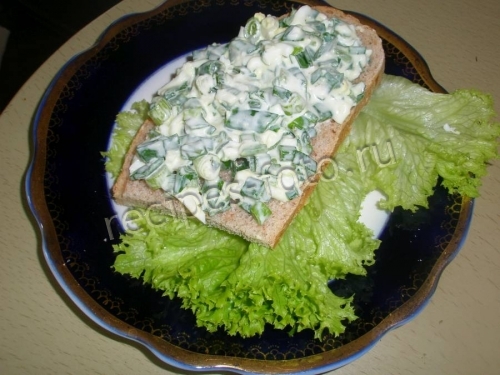 Салат с луком и яйцом