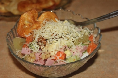 Салат с макаронами и ветчиной