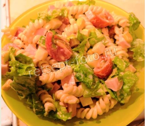Салат с макаронами, ветчиной и кукурузой