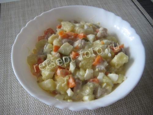 Салат с маринованными маслятами и картошкой