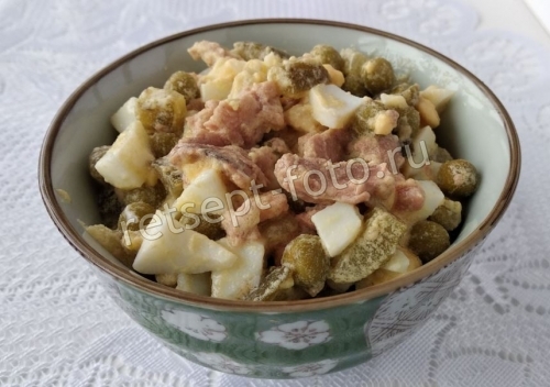 Салат с печенью трески, горошком и солеными огурцами