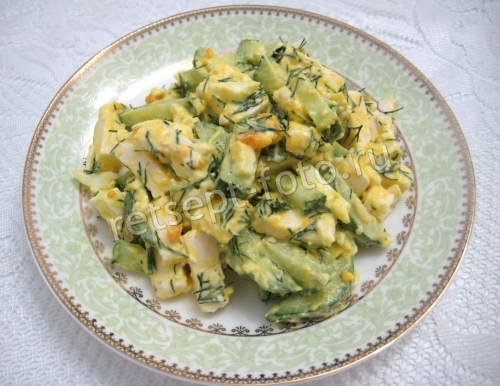 Салат с плавленым сыром яйцом и огурцом,