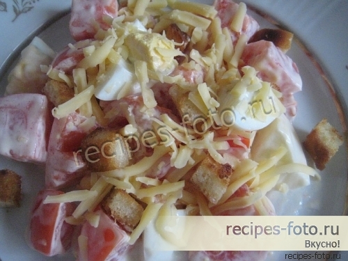 Простой салат с помидорами, яйцами и сухариками