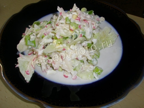 Салат с редиской, огурцом и плавленым сыром