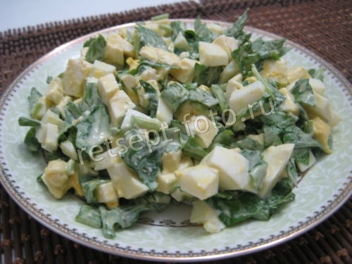 Салат с рукколой и яйцом