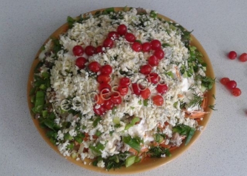 Салат с рыбной консервой и яйцом