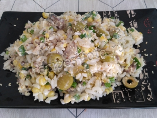 Салат с рыбными консервами и рисом на праздник
