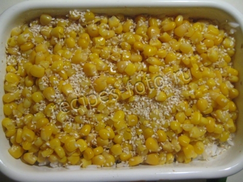 Салат с рыбой, рисом и кукурузой
