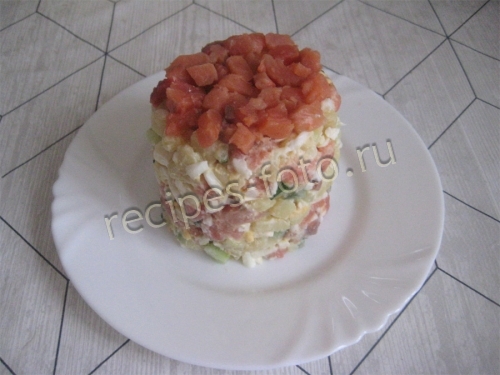 Салат с соленой красной рыбой и сыром Фета на праздник