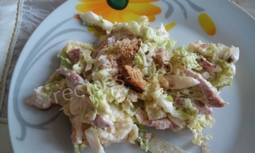 Салат с сухариками и копченой колбасой