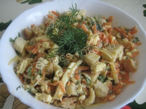 Салат с сухариками и корейской морковью без майонеза