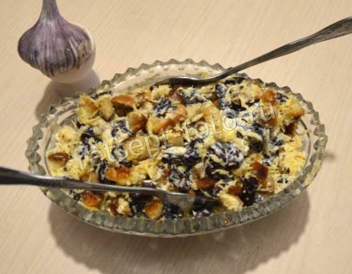 Салат с сухариками, сыром и фасолью