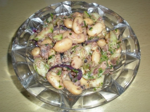 Салат с тунцом, фасолью и огурцом