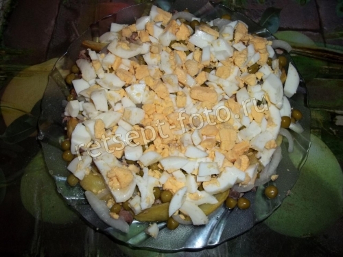 Салат с тунцом и жареной картошкой
