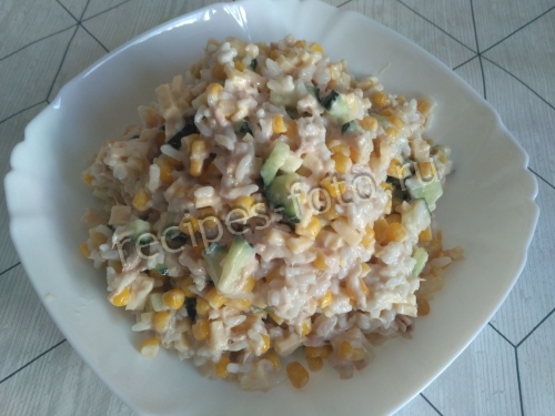 Салат с тунцом, огурцом и кукурузой на праздник