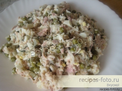 Салат с тунцом, яйцом и горошком