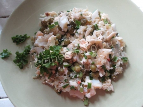 Салат с тушеной капустой и горошком