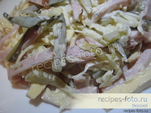 Салат с ветчиной, солеными огурцами и сыром
