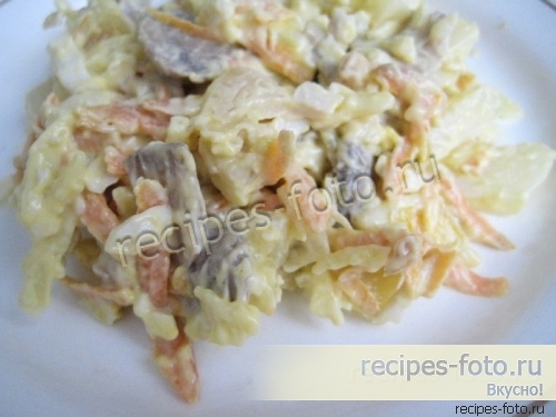 Салат с жареными грибами, сыром и картошкой без яиц и мяса