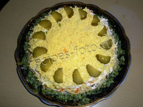 Салат с жареными грибами и картошкой слоями