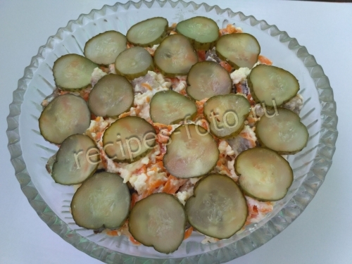 Салат с жареными грибами, сыром и огурцами
