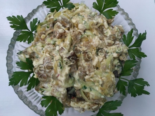 Салат с жареными грибами, сыром и огурцом на праздник