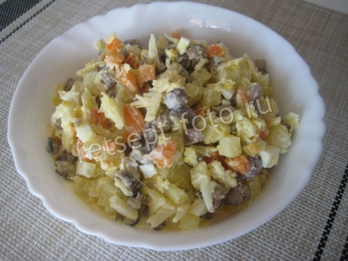 Салат с жареными маслятами и картошкой