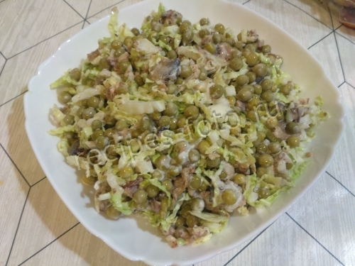 Салат со шпротами и зеленым горошком