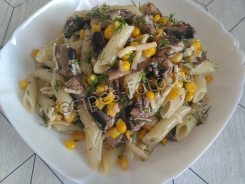 Салат со шпротами, кукурузой и макаронами