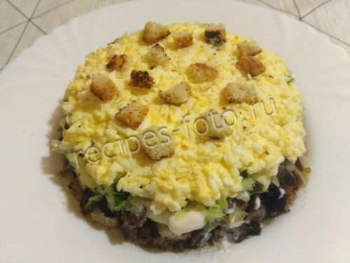 Салат со шпротами, сухариками и грибами слоями