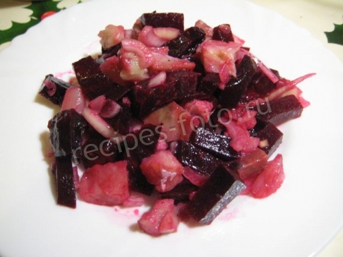 Салат со свеклой и рыбой (копченой скумбрией)