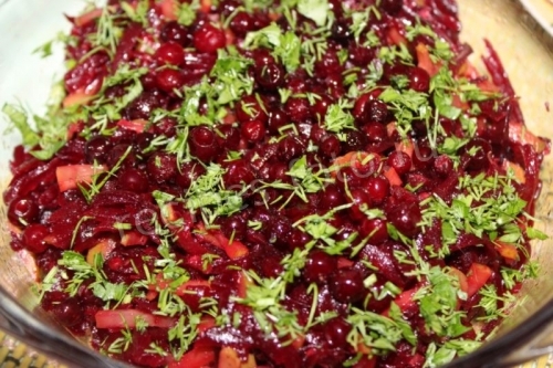 Салат со свеклой и солеными огурцами