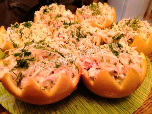 Салат в апельсине с курицей и крабовыми палочками