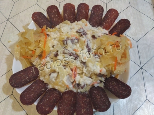 Салат-закуска с квашеной капустой и колбасой салями