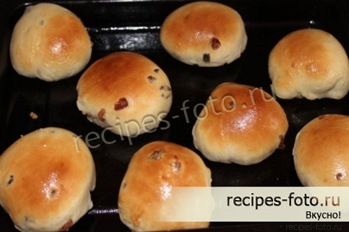 Сдобные булочки с изюмом