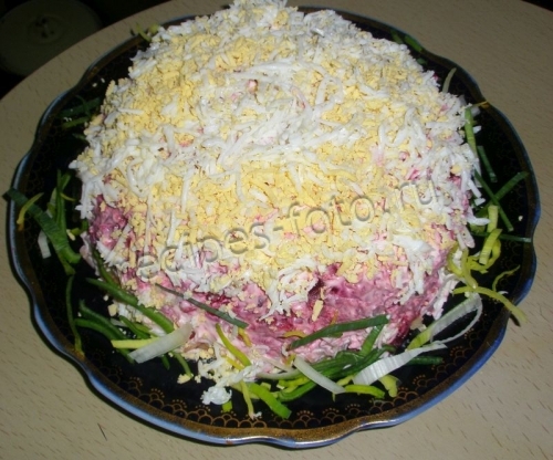 Сельдь под шубой с яблоками, яйцом и сыром
