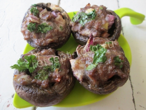 Шампиньоны фаршированные фаршем и овощами в духовке