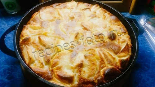 Шарлотка с яблоками на кефире с маслом