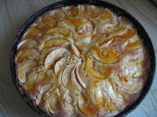 Шарлотка с яблоками на сметане