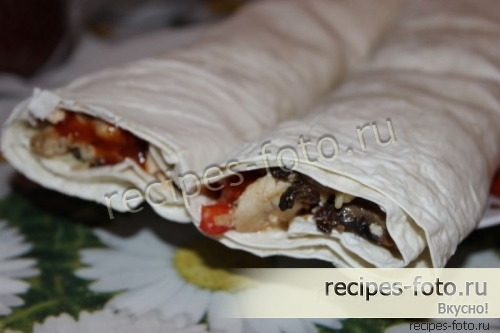 Шаурма из курицы, с грибами, сыром и овощами дома