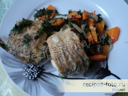 Щука жареная с луком и морковью на сковороде