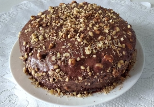Шоколадный бисквитный торт с заварным кремом и орехами