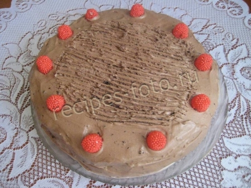 Шоколадный торт с малиной и сливками
